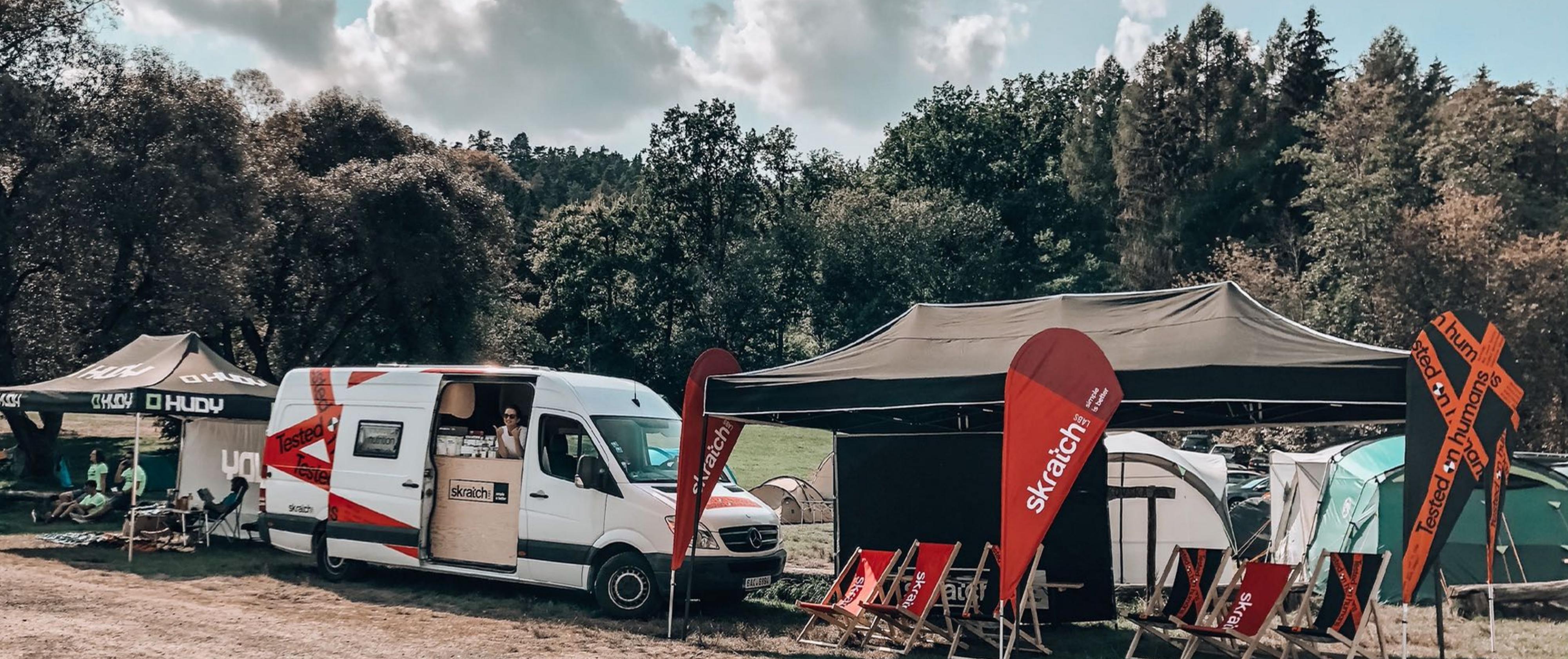 Skratch Labs event setup s dodávkou a stany